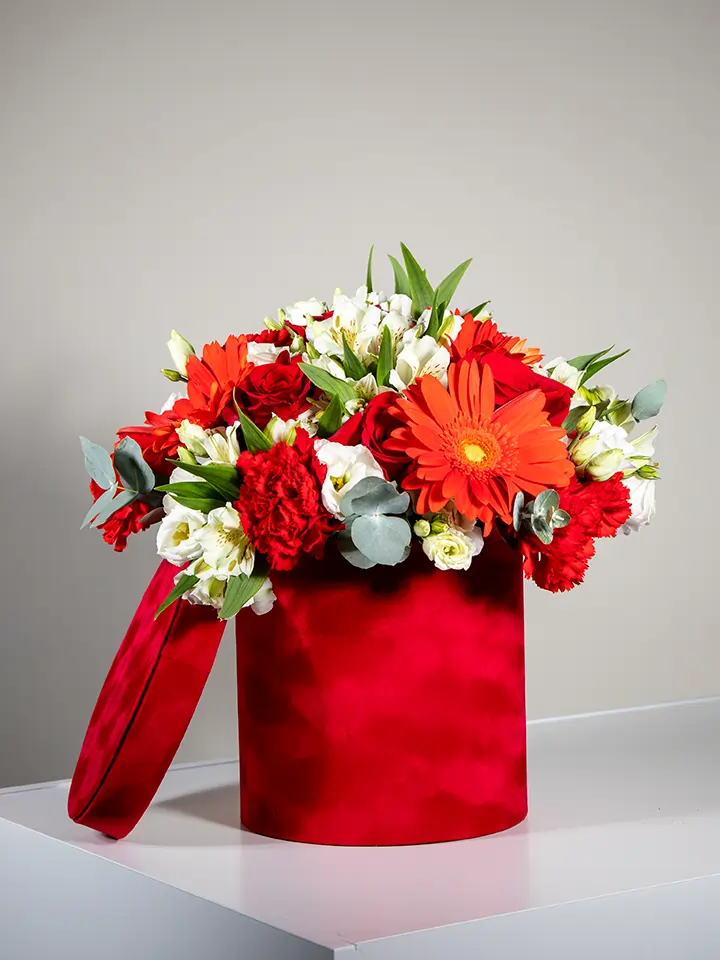 Flower box rosso di fiori bianchi e rossi con coperchio